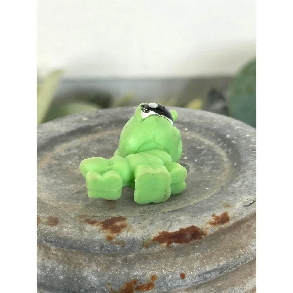 Littlest Pet Shop Sportiest critters green caterpillar authentic Hasbro
